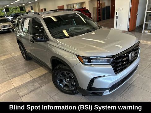 Used 2025 Honda Pilot TrailSport image 13