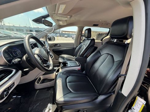 Used 2024 Chrysler Pacifica Touring-L FWD image 38