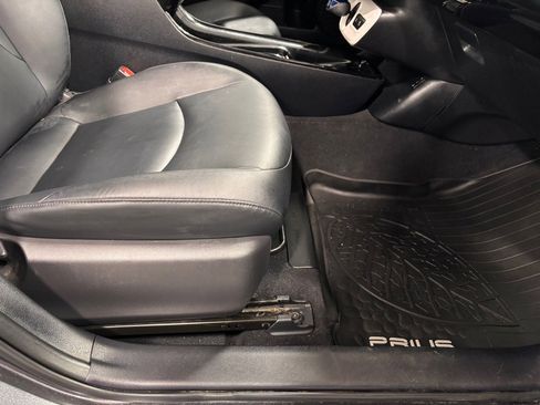 Used 2018 Toyota Prius image 18