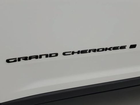 Used 2024 Jeep Grand Cherokee Altitude AWD/4WD image 8