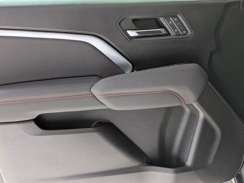 Used 2024 Chevrolet Colorado Z71 w/ Z71 Convenience Package 2 image 18