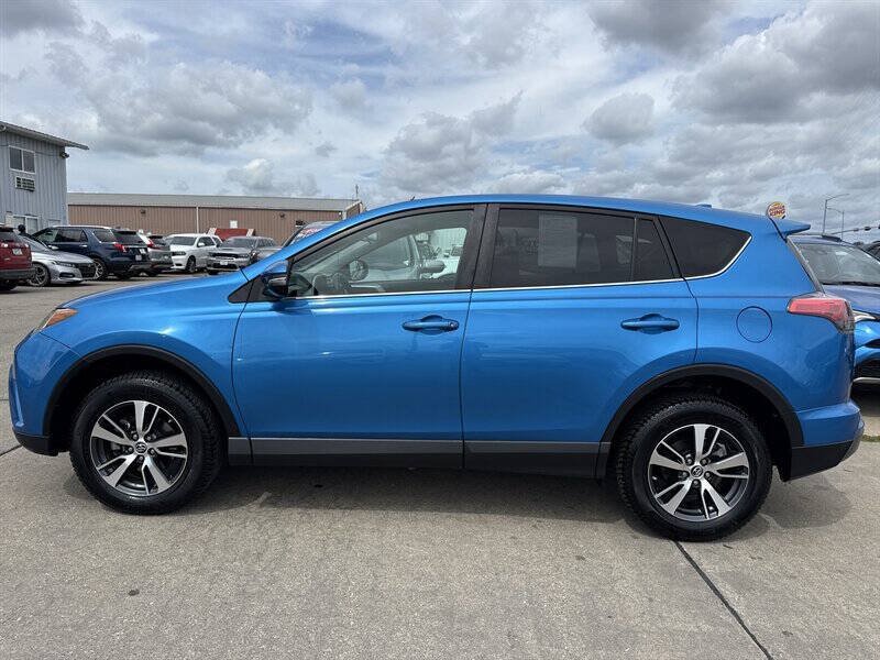 Used 2018 Toyota RAV4 XLE w/ Carpet Mat Package FWD image 3