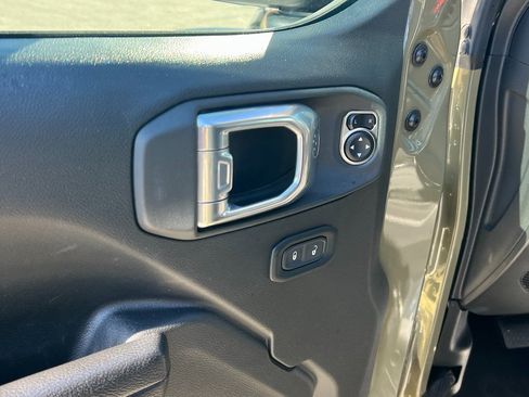 Certified 2025 Jeep Gladiator Mojave w/ Convenience Group image 21