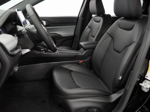 Certified 2025 Jeep Compass Latitude w/ Convenience Group image 16