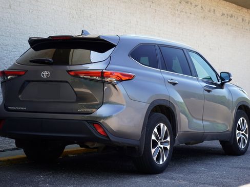 Used 2023 Toyota Highlander XLE AWD/4WD image 8