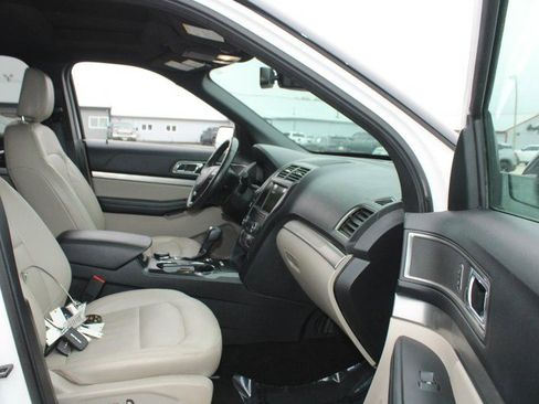 Used 2018 Ford Explorer XLT w/ Equipment Group 202A image 11