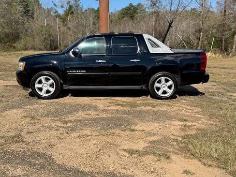 Used 2007 Chevrolet Avalanche LTZ w/ LTZ Preferred Equipment Group image 2