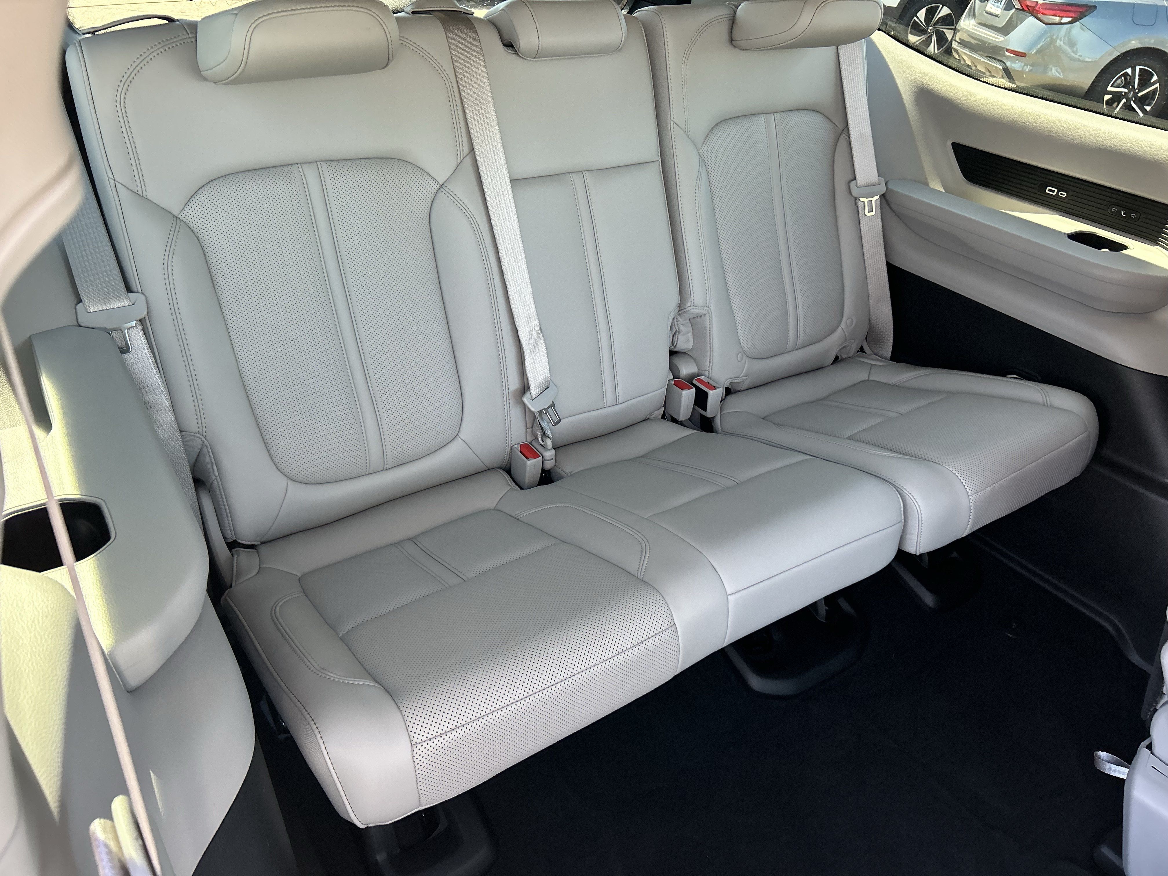 Used 2022 Jeep Wagoneer Series III w/ Premium Group I AWD/4WD image 13