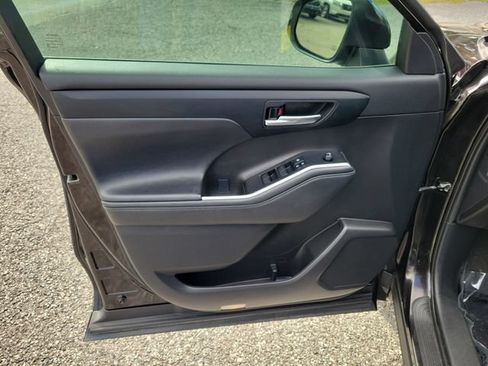 Used 2021 Toyota Highlander XLE FWD image 16
