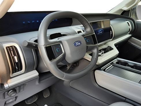 Used 2025 Ford Expedition Active AWD/4WD image 21