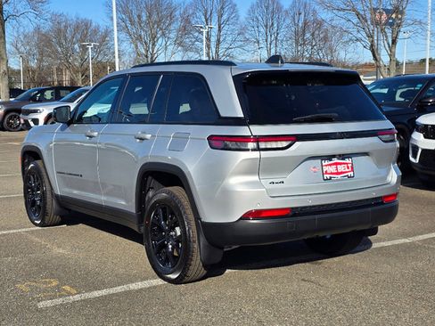 New 2025 Jeep Grand Cherokee Altitude image 9