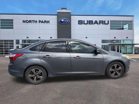 Used 2014 Ford Focus SE w/ SE Sport Package FWD image 2