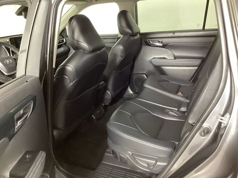 Used 2024 Toyota Highlander XLE AWD/4WD image 35