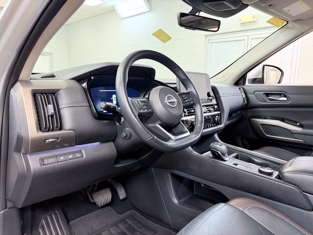 Used 2024 Nissan Pathfinder Platinum AWD/4WD image 15
