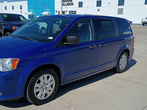 Used 2019 Dodge Grand Caravan SE w/ UConnect Hands-Free Group image 4