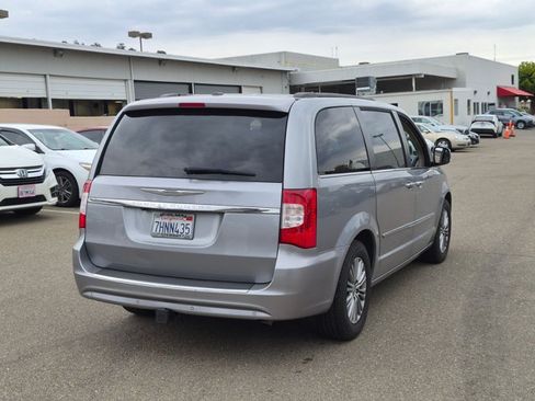 Used 2014 Chrysler Town & Country Touring-L w/ Driver Convenience Group FWD image 5