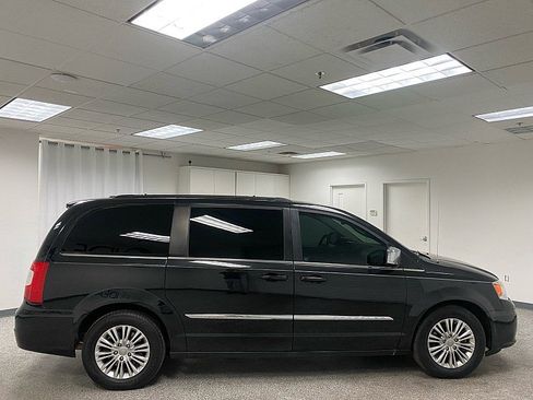 Used 2015 Chrysler Town & Country Touring-L image 4