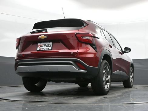 Used 2025 Chevrolet Trax LT FWD image 38