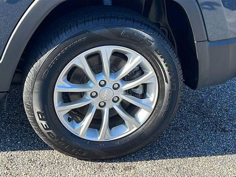 Used 2019 Jeep Cherokee Latitude w/ Cold Weather Group image 9