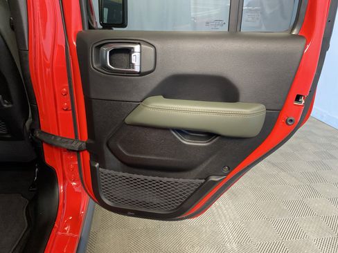 Certified 2024 Jeep Gladiator Mojave w/ Technology Group image 40