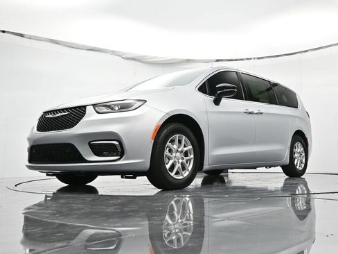 New 2026 Chrysler Pacifica Select image 34