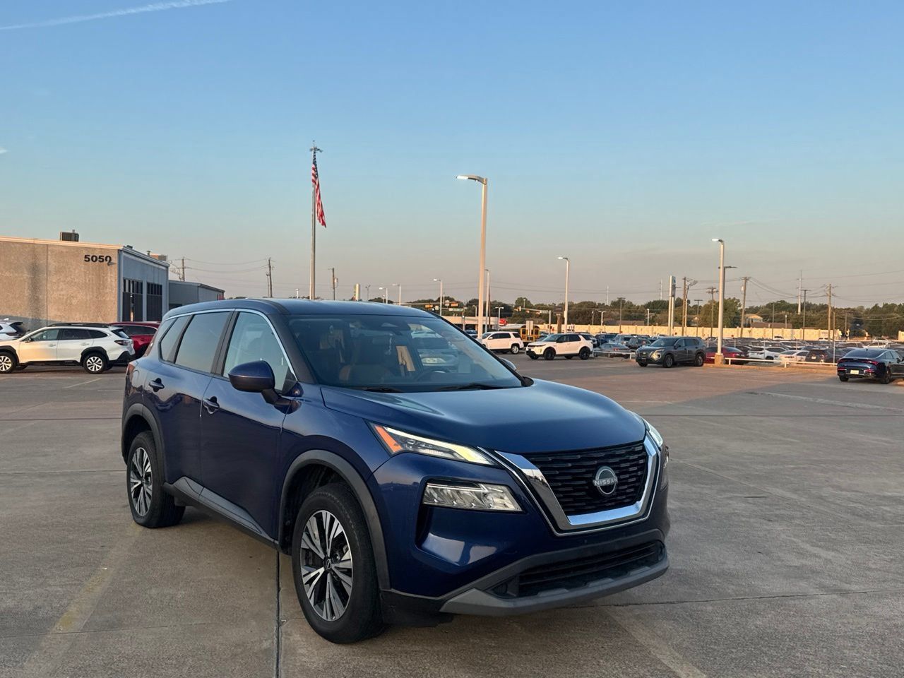Used 2023 Nissan Rogue SV AWD/4WD image 2