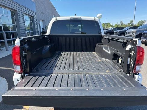 Used 2019 Toyota Tacoma TRD Off-Road w/ Technology Package AWD/4WD image 11