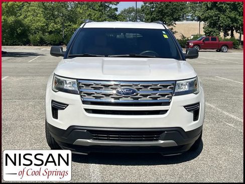 Used 2018 Ford Explorer XLT FWD image 2