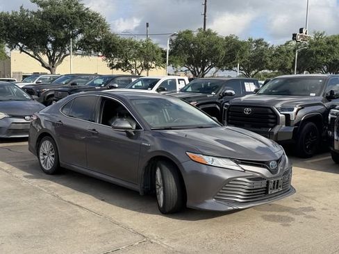 Used 2019 Toyota Camry XLE FWD image 3