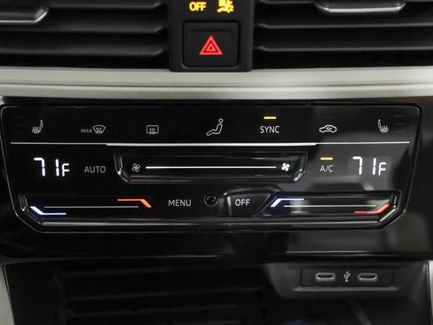 Used 2025 Volkswagen Jetta SE w/ Sunroof Package FWD image 32