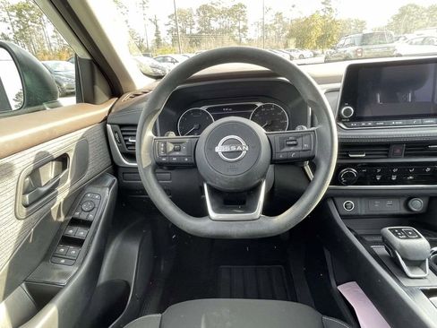 Used 2023 Nissan Rogue S image 11