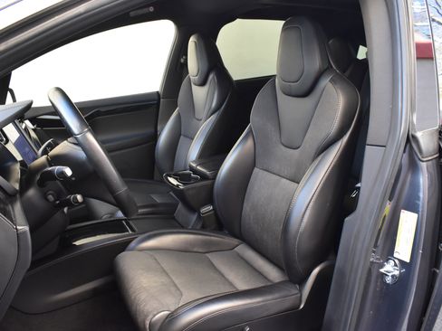 Used 2018 Tesla Model X 75D image 22