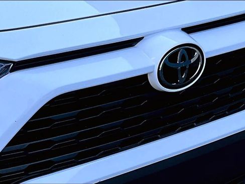 Certified 2025 Toyota RAV4 XLE AWD/4WD image 30
