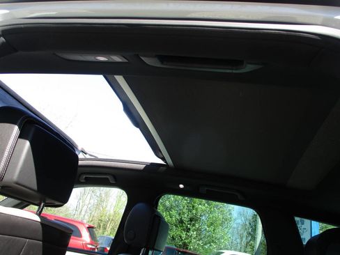 Used 2017 Volkswagen Touareg Wolfsburg Edition image 23