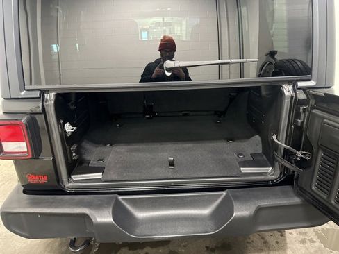 Used 2022 Jeep Wrangler Unlimited Sport image 29