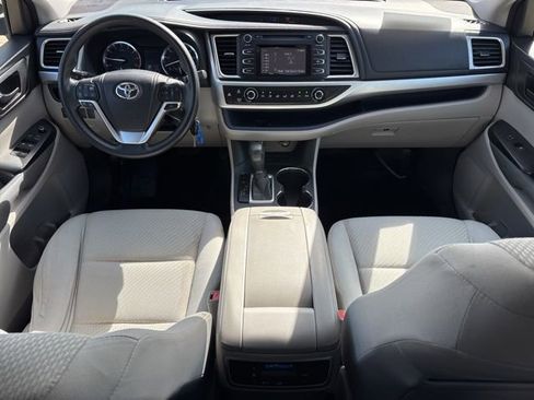 Used 2014 Toyota Highlander LE image 12