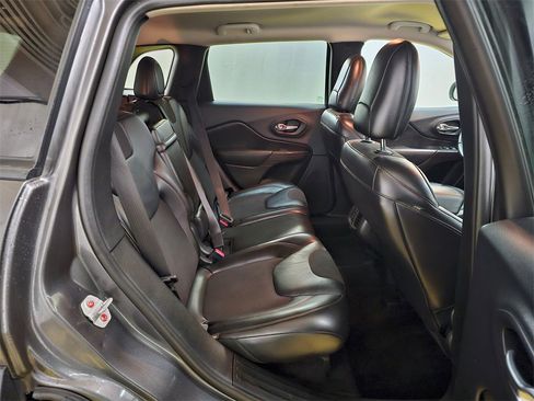 Used 2017 Jeep Cherokee Trailhawk image 12