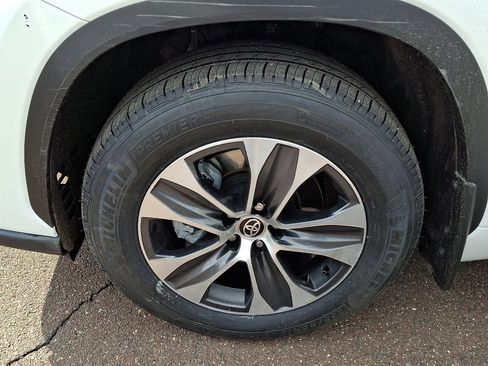 Used 2025 Toyota Highlander XLE image 7