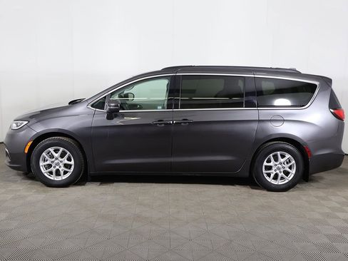 Used 2022 Chrysler Pacifica Touring-L image 18