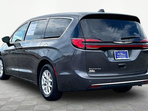 Used 2023 Chrysler Pacifica Touring-L FWD image 13