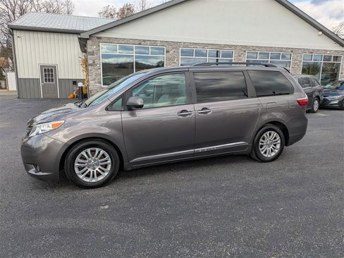 Used 2015 Toyota Sienna XLE w/ XLE Navigation Package image 3