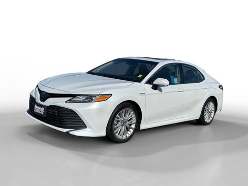 Used 2020 Toyota Camry XLE w/ Driver Assist Package FWD image 1