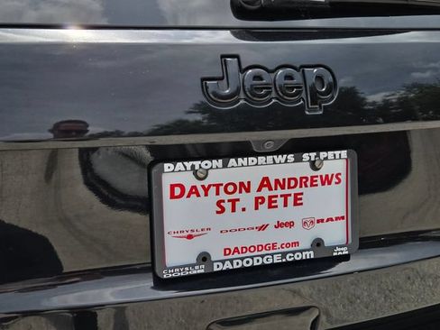 Used 2022 Jeep Grand Cherokee Laredo X RWD image 11