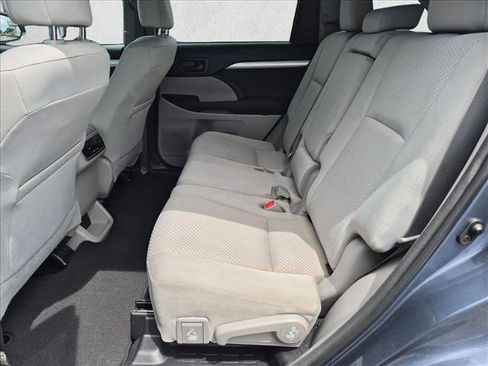 Used 2018 Toyota Highlander LE FWD image 18