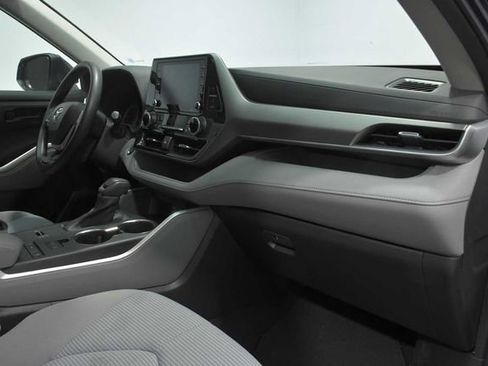 Used 2022 Toyota Highlander L FWD image 11