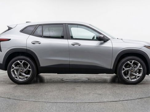 Used 2025 Chevrolet Trax LT FWD image 11