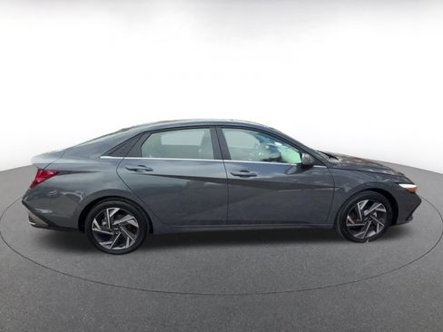 Used 2025 Hyundai Elantra Limited image 16