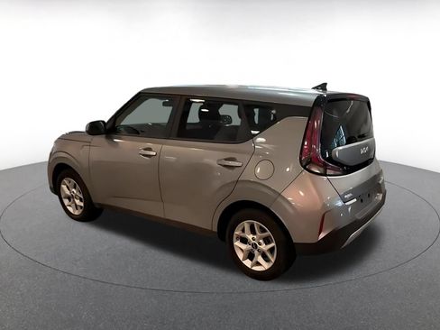 Used 2025 Kia Soul LX w/ LX Technology Package FWD image 9