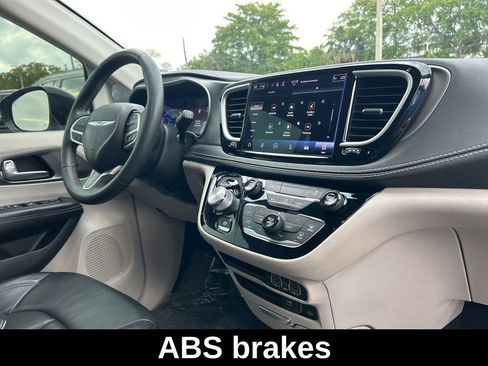 Used 2022 Chrysler Pacifica Touring-L FWD image 25