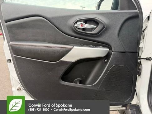 Used 2017 Jeep Cherokee Trailhawk AWD/4WD image 19